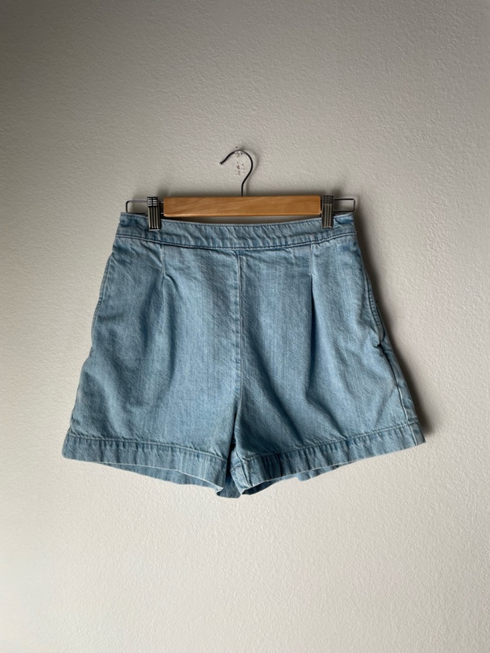 Madewell light wash denim pull on shorts
